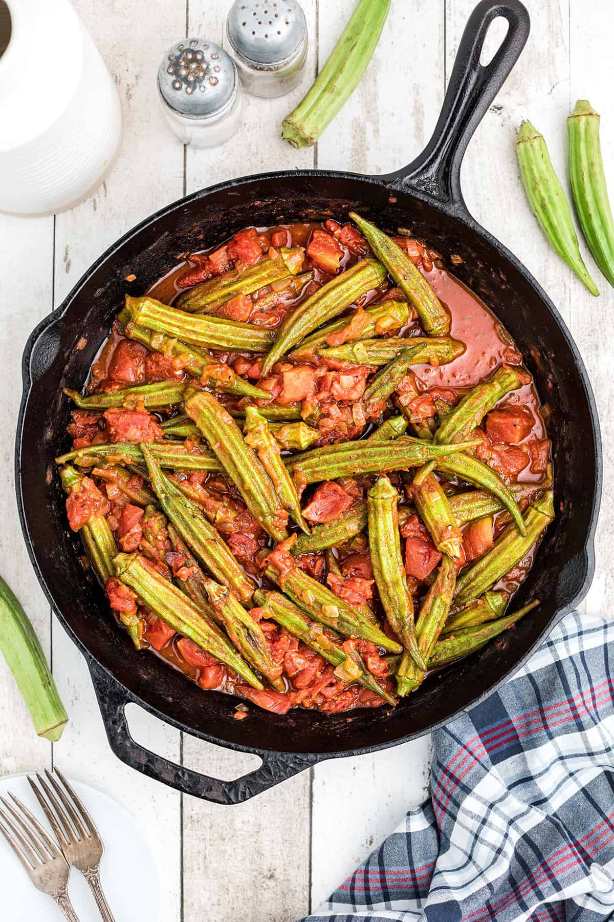 Finished okra and tomatoes in a cast iron skillet.