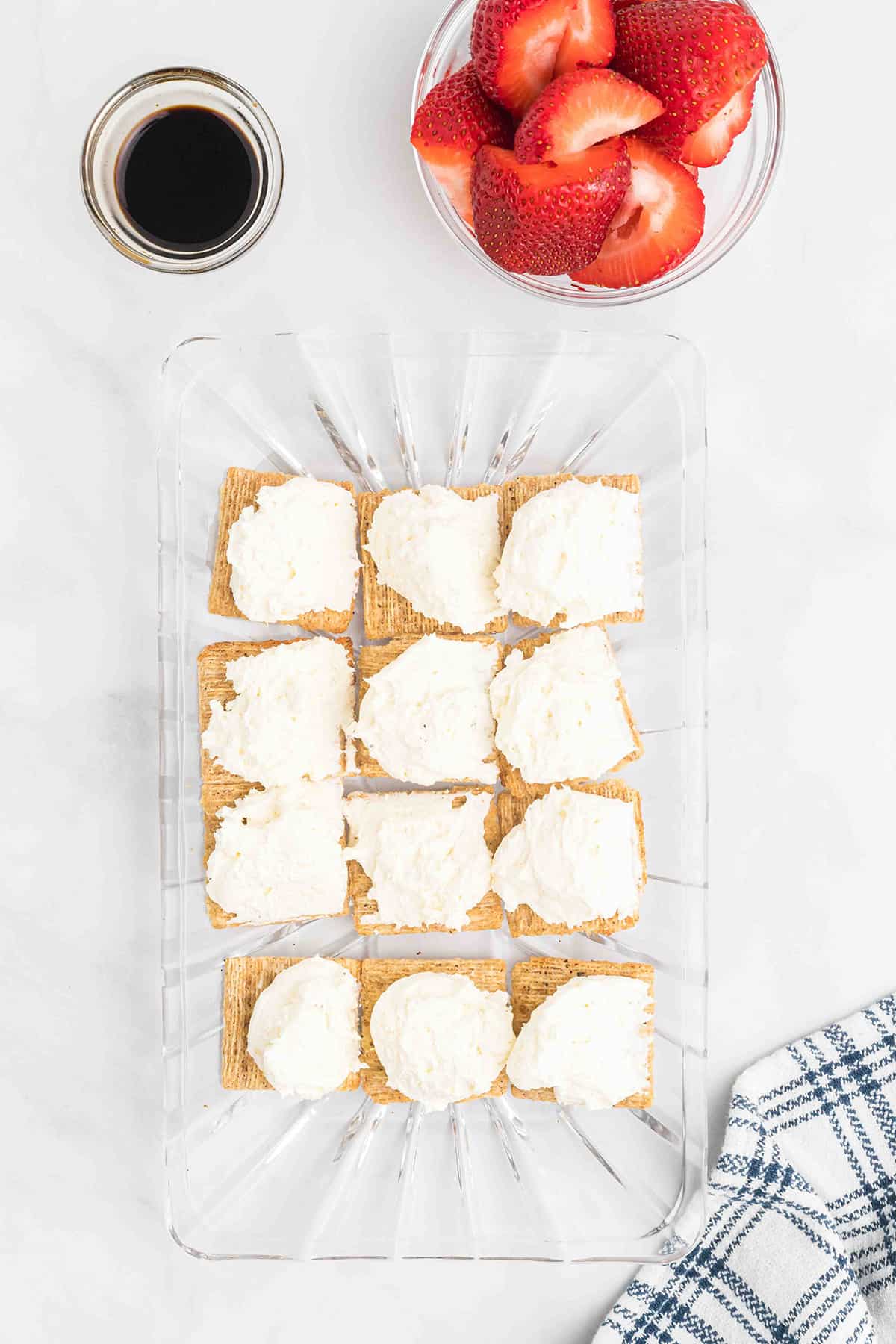 Crackers topped with cream cheese.