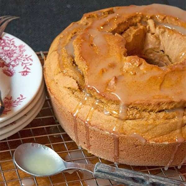 This Glazed Pumpkin Pound Cake is a rich, buttery pound cake made with buttermilk, pumpkin and warm fall spices, then topped with a sweetened buttermilk glaze. From @NevrEnoughThyme http://www.lanascooking.com/glazed-pumpkin-pound-cake/