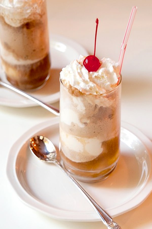 Da @NevrEnoughThyme Una delizia estiva vecchio stile - coke floats - Coca-Cola e gelato alla vaniglia.