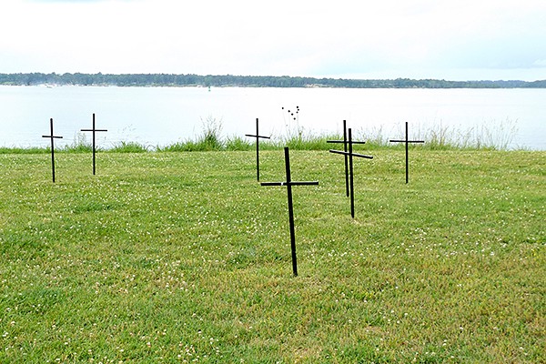 Crosses mark burial sites of some of the hundreds who died at Jamestown. https://www.lanascooking.com/americas-historic-triangle