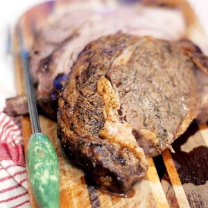 Perfect prime rib sliced and presented on a cutting board.