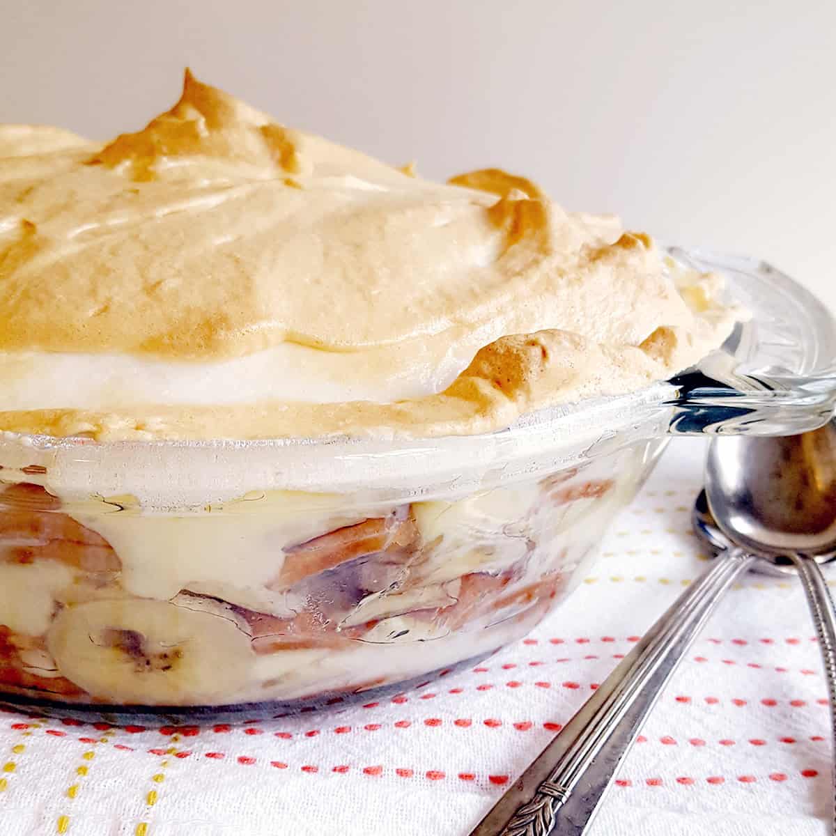 Finished southern banana pudding in a glass dish.