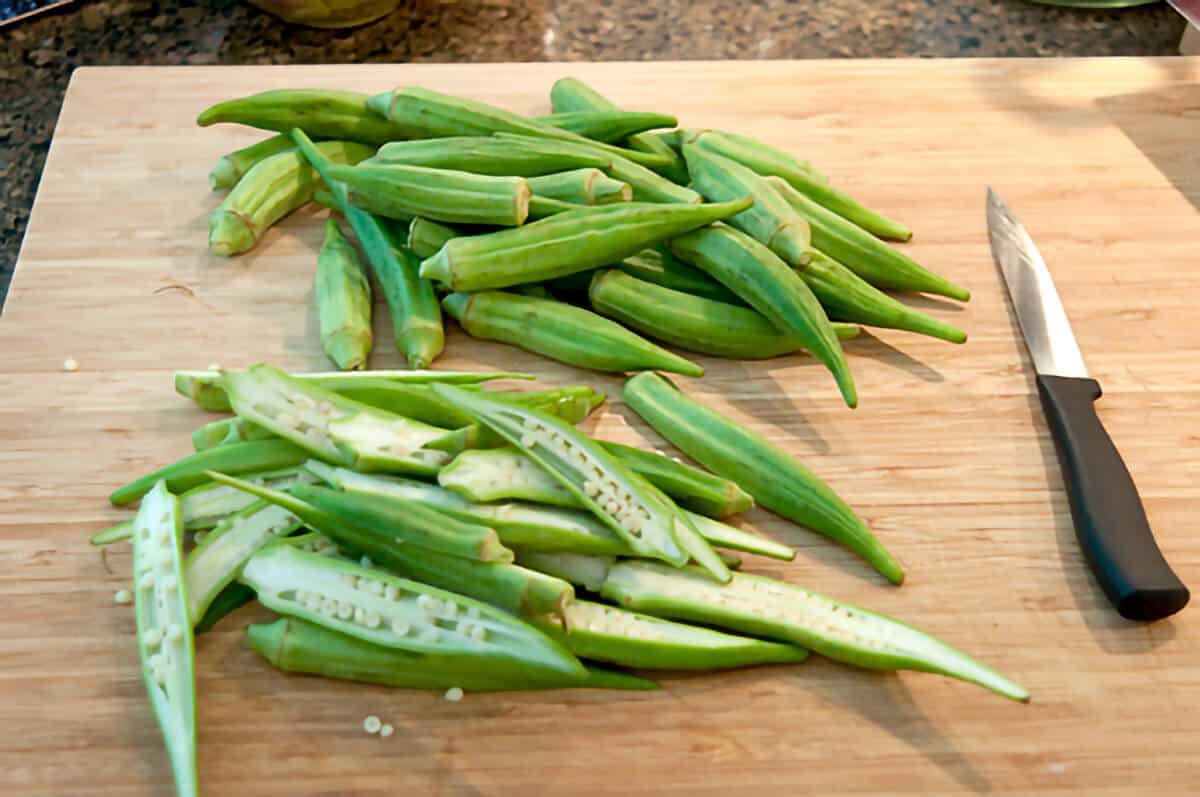 Cutting okra for making chips.