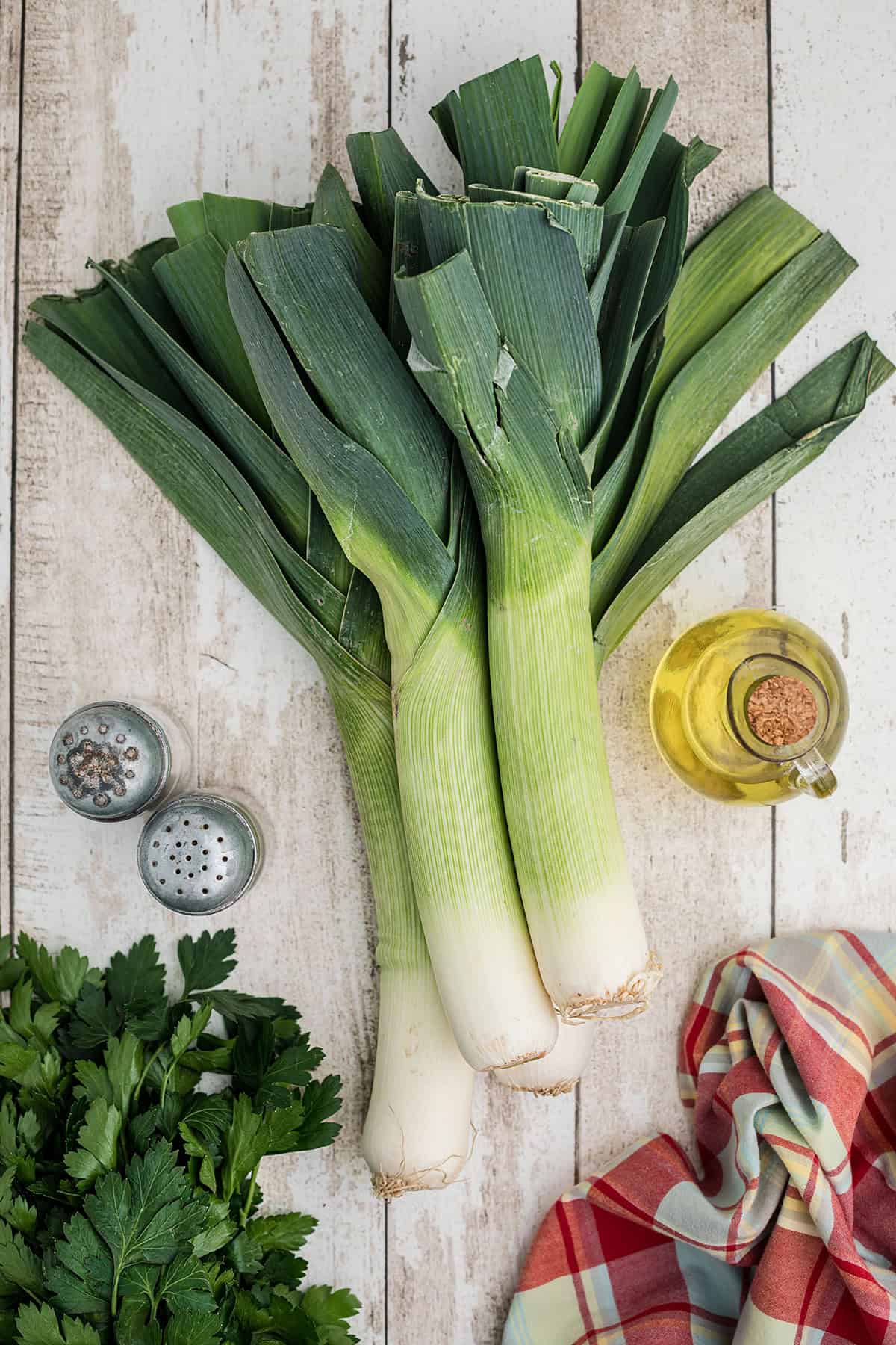 Ingredients needed to make roasted leeks.