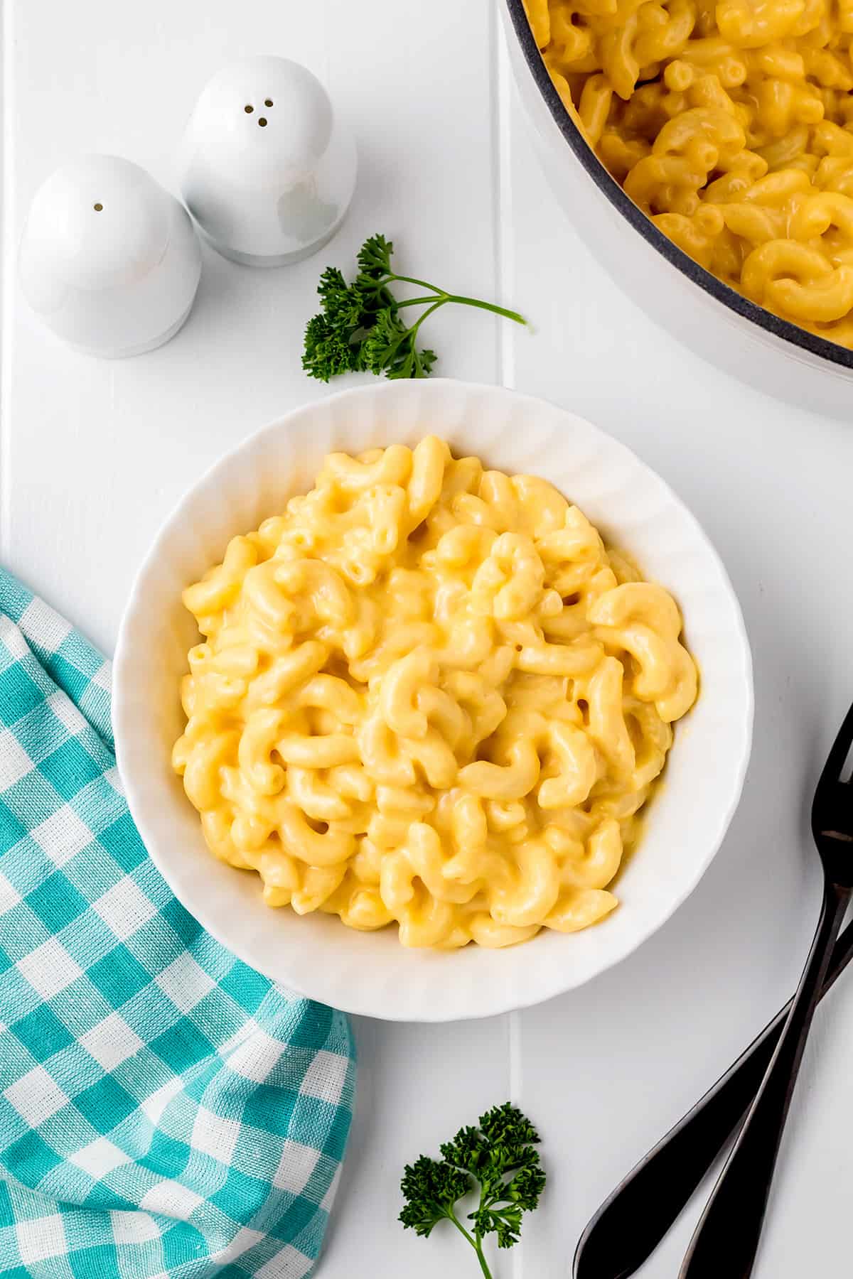 A white bowl with a serving of macaroni and cheese.
