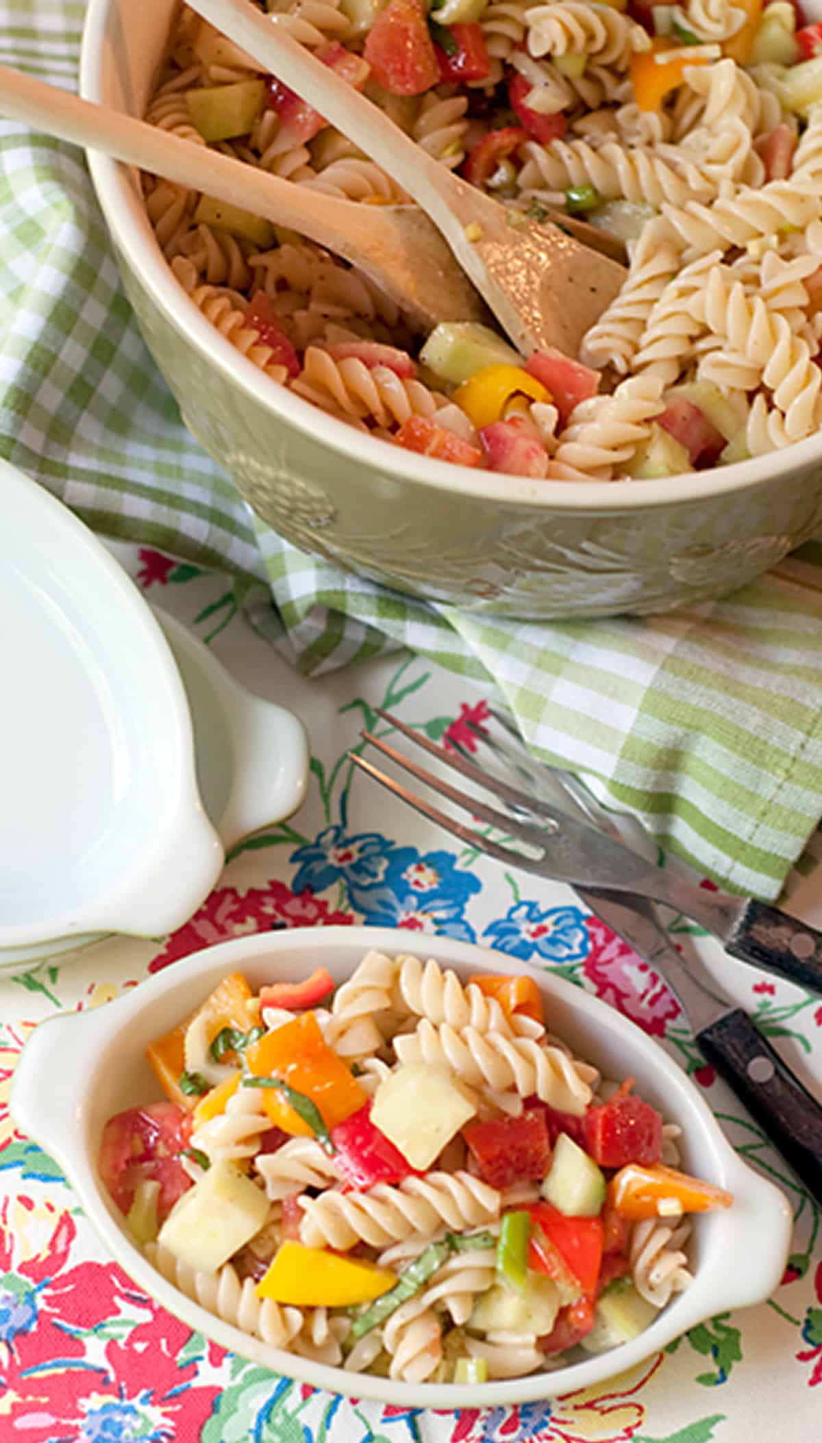 Finished pasta salad in a serving bowl.