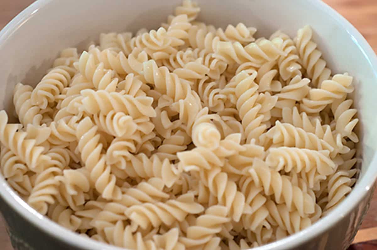 Cooked fusilli pasta in a bowl.