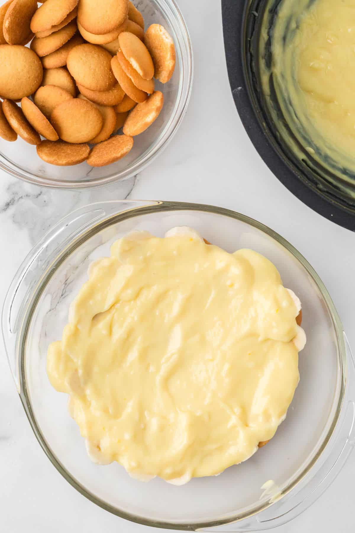 A layer of custard spread over the top of the banana and vanilla cookie layers.